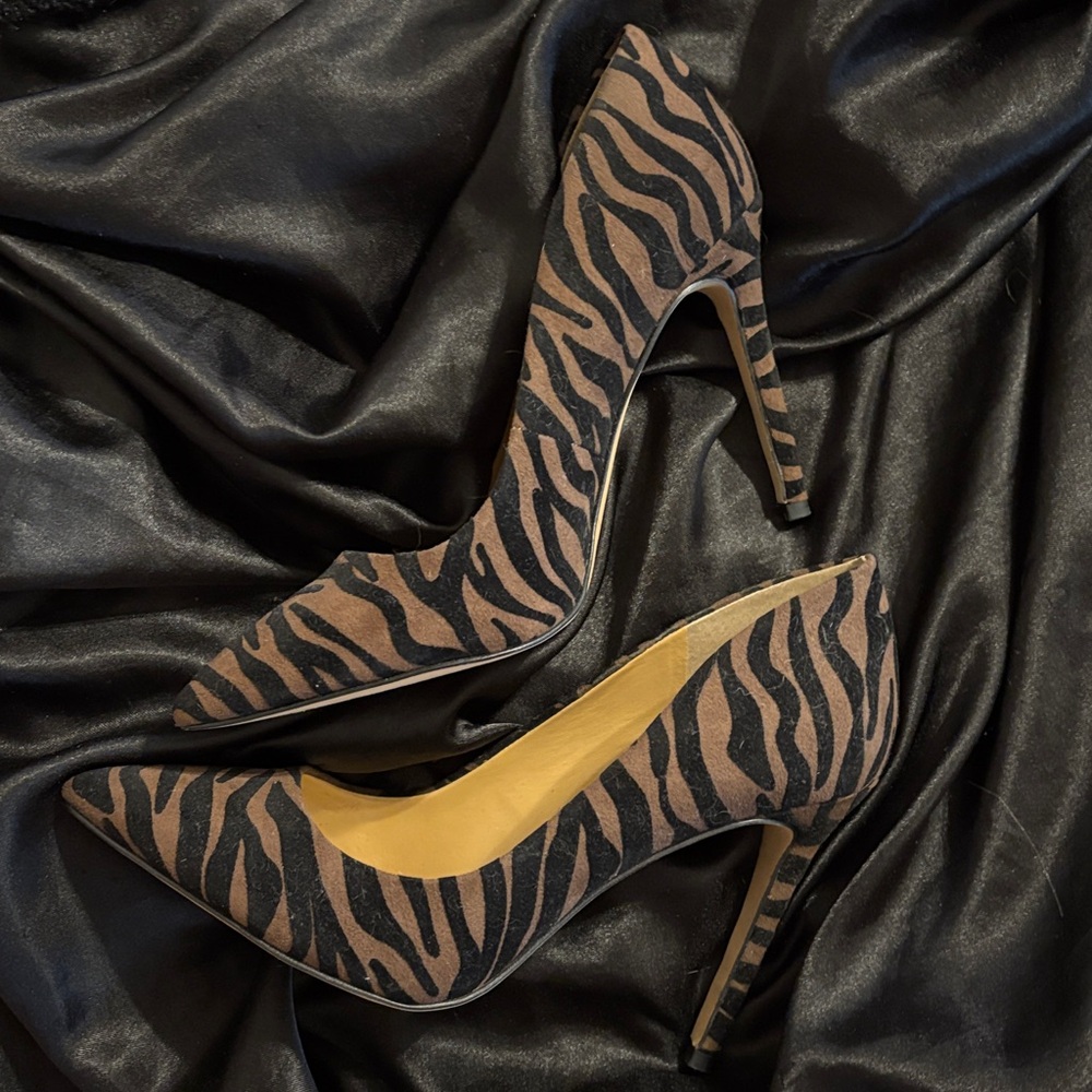 Jessica Simpson Black and Brown Pump, SZ 7.5